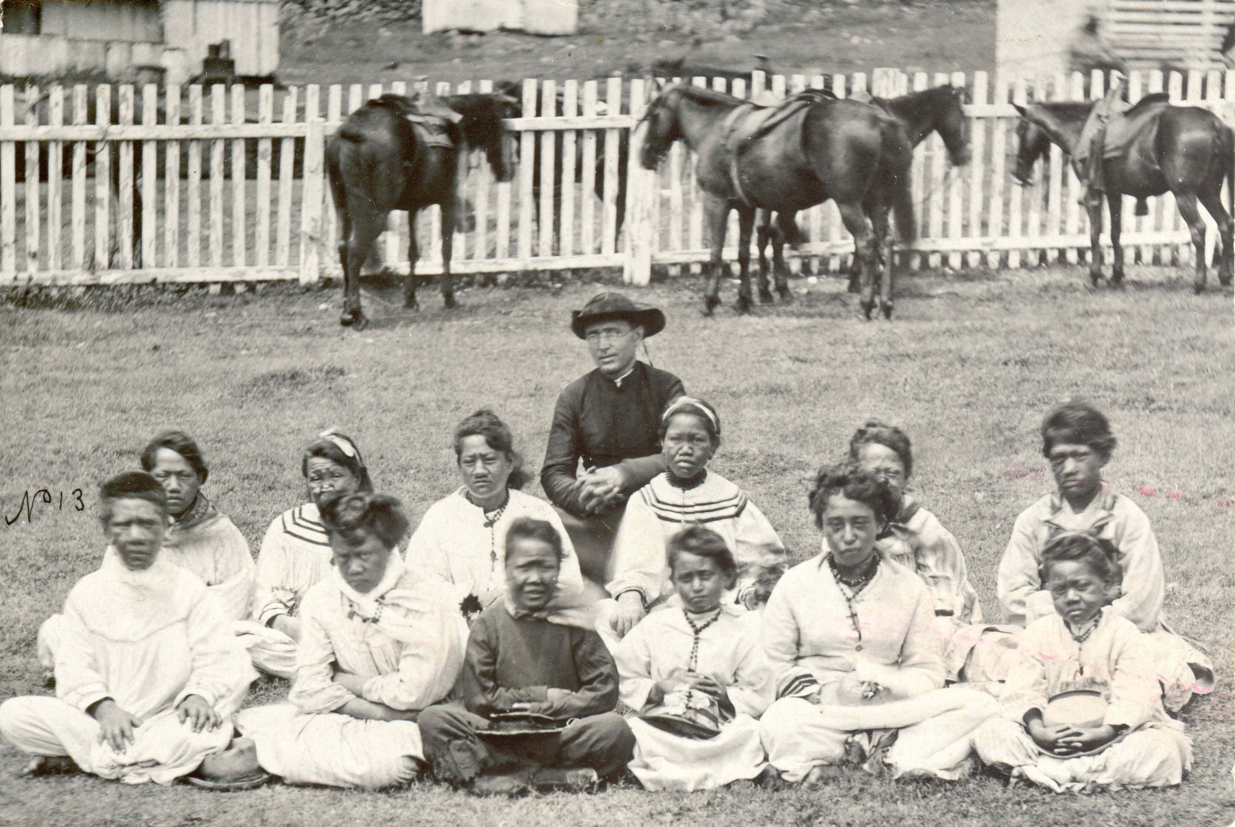 Father Damien with the Kalawao Girls Choir, 1870s (Collection Archives Damiaancentrum, Leuven) Father Damien with the Kalawao Girls Choir, 1870s (Collection Archives Damiaancentrum, Leuven)